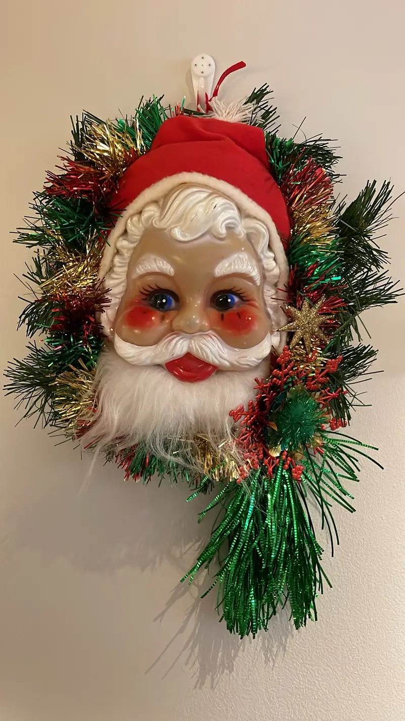 Santa Face Kitsch Wall Decoration - Festive Colors 1